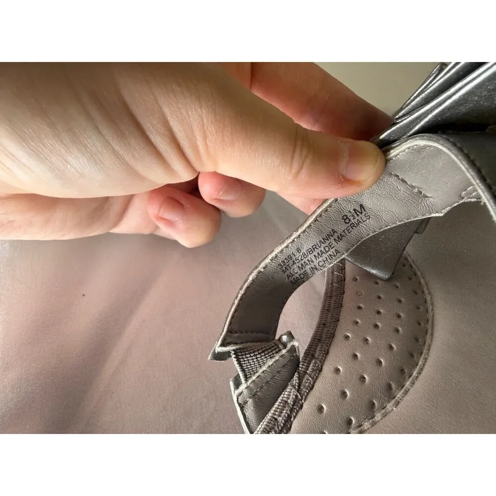 Me Too Silver Metallic Bow Sandals Women's Size 8 1/2 M Flat